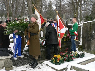 Złożenie kwiatów na grobie Bolesława Dubickiego