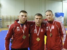 Przybysz Krzysztof (SMS Radom), Kolanek Zdzisław (trener) i Kułynycz Arkadiusz - medaliści wagi do 74 kg