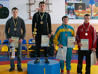 Konrad Kośla na trzecim stopniu podium kategorii wagowej do 69 kg