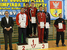 Mateusz Rywacki i trener Artur Albinowski na najwyższym stopniu podium - 76 kg styl klasyczny