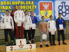 Piotr Ołówko, trener Zdzisław Kolanek, Konrad Kośla i Sebastian Gwiazda na podium - 69 kg styl klasyczny