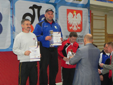 Trener Artur Albinowski na trzecim stopniu podium klasyfikacji klubowej w stylu wolnym